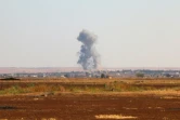 Une colonne de fumée s'élève des faubourgs de Marea, près d'Alep, dans le nord de la Syrie, pendant des affrontements entre des rebelles et le groupe Etat islamique, le 1er septembre 2015 