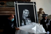 Policiers français et italien à l'ambassade de France déballent "la porte de Banksy", à Rome le 14 juillet 2020