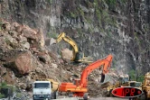 Lundi 27 mars 2006 -

Les travaux de déblaiement de la route du littoral se poursuivent sans relâche