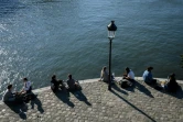 Des Parisiens sur les quais de la Seine, le 15 mai 2020