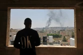Un Palestinien regarde par la fenêtre la fumée qui s'élève après une frappe israélienne à Jénine, en Cisjordanie occupée, le 3 juillet 2023