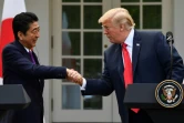 Le président américain Donald Trump serre la main du Premier ministre japonais Shinzo Abe