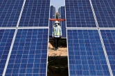 Un ingénieur dans le Parc solaire de Bhadla, en Inde, le 7 octobre 2021