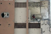 Un Palestinien se tient dans un bâtiment de la prison centrale d'Asdaa qui est devenu un refuge pour les personnes déplacées à Khan Younès, dans le sud de la bande de Gaza, le 14 août 2024