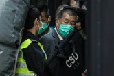 Jimmy Lai (d) escorté par des policiers à son arrivée au tribunal de Hong Kong, le 1er février 2021