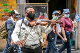 Un mariachi se produit dans une rue de Mexico, le 7 août 2020