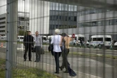 Le directeur long-courrier Pierre Plissonnier et le DRH d'Air France Xavier Broseta quittent le 5 octobre 2015 les bureaux de la compagnie à Roissy après avoir été pris à partie par des salariés