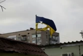 Un drapeau ukrainien déchiré est aperçu sur un bâtiment à Mykolaïv, dans le sud de l'Ukraine, le 27 mars 2022