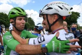 Le Britannique Mark Cavendish, de l'équipe Deceuninck Quickstep, portant le maillot vert du meilleur sprinter (g.) est félicité par son coéquipier le Français Julian Alaphilippe (d.) après avoir remporté la 6e étape de la 108e édition du Tour de France, 160 km entre Tours et Châteauroux, le 1er juillet 2021