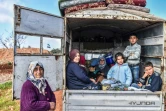 Des civils fuyant l'offensive de l'armée turque sur la ville d'Afrine, dans le nord-ouest de la Syrie, arrivent à un point de contrôle près du village d'Anab, le 17 mars 2018
