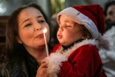 Un enfant souffle une bougie à la messe du matin de Noël à l'église orthodoxe grecque Saint-Porphyre de Gaza le 7 janvier 2025