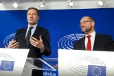 Le chef du gouvernement wallon, Paul Magnette (G) et le président du parlement européen Martin Schulz lors d'une conférence de presse, le 22 octobre 2016 à Bruxelles 
