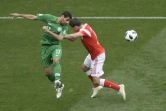 Le milieu saoudien Taisir Al-Jassim à la lutte avec le Russe Alan Dzagoev en ouverture du Mondial, le 14 juin 2018 à Moscou
