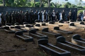 Cérémonie devant les tombes des victimes du crash de la Yemenia Airlines, le 30 juin 2010 à Moroni, aux Comores