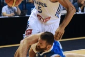 Le Français Nicolas Batum (en haut) à la lutte avec le Grecque Kostas Kaimakoglou  lors du match amical de basket, le 9 août 2014 à Pau 