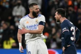 La joie de l'attaquant du Real Madrid Karim Benzema, auteur d'un triplé face au Paris Saint-Germain et son attaquant Lionel Messi, lors du 8e de finale retour de la Ligue des Champions, le 9 mars 2022 au Stade Santiago Bernabéu