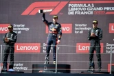 Le podium du GP de France de F1: Max Verstappen (c) le vainqueur, le Britannique Lewis Hamilton (g) 2e, et le Britannique George Russell, 3e, le 24 juillet 2022 au Castellet  
