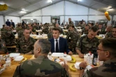 Le président français Emmanuel Macron dîne avec des soldats français et belges à la base aérienne Mihail Kogalnicdeanu, près de Constanta, le 14 juin 2022 en Roumanie