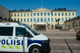 Un véhicule de police devant le Palais présidentiel de Helsinki, le 14 juillet 2018 en Finlande, où les présidents américain Donald Trump et russe Vladimir Poutine doivent se rencontrer