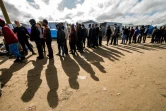 Des migrants font la queue pour obtenir de la nourriture à Calais le 19 septembre 2015