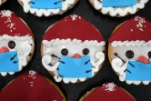 Des biscuits représentant le Père Noël avec un masque à Dortmund, en Allemagne, le 17 décembre 2020