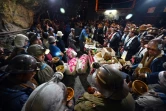 Des mineurs préparent le sacrifice de lamas en offrande à "El Tio", le dieu du monde souterrain, dans une mine d'Oruro, en Bolivie, le 25 février 2022