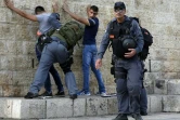 Des Palestiniens contrôlés par des policiers israéliens le 18 octobre 2015 à Jérusalem