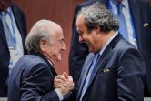 Sepp Blatter (g), alors président de la Fifa, et Michel Platini, président de l'UEFA, lors de la réélection de Sepp Blatter à la tête de la Fifa, le 29 mai 2015 à Zurich, en Suisse