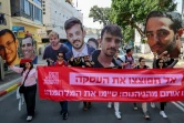 Des manifestants brandissent des portraits d'otages israéliens lors d'un rassemblement à Tel-Aviv appelant à la mise en œuvre de l'accord de trêve à Gaza, le 6 mars 2025