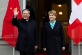 Le Premier ministre chinois Li Qiang (G) et la présidente suisse Viola Amherd (D) lors d'une visite officielle à Kehrsatz, près de Berne, la capitale helvétique, le 15 janvier 2024