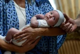 Andrea Viez tient dans ses bras son fils né de GPA en Ukraine, le 10 juin 2020 à l'hôtel Venise de Kiev