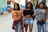 Trois cousines transgenres, Erika (à gauche), Veronica (au centre) et Monica (à droite) marchent dans une rue de Santuario en Colombie le 10 mai 2010