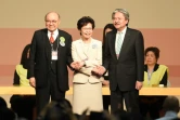 La nouvelle chef du gouvernement de Hong Kong, Carrie Lam est félicité par ses ocncurrents malheureux Woo Kwok-hing et John Tsang, le 26 mars 2017 à Hong Kong