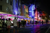 Des promeneurs sur Ocean Drive pendant le "Spring break" à Miami Beach, le 24 mars 2022 en Floride