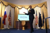 Trevor Noah, présentateur vedette de "The Daily Show" sur la chaîne câblée Comedy Central, présente l'exposition consacrée aux tweets du président américain Donald Trump, le 15 juin 2017 à New York