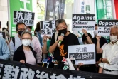 L'ancien député et leader syndicaliste Lee Cheuk-yan (c) et l'ancienne avocate Cyd Ho (c, g) devant le tribunal de West Kowloon, le 1er avril 2021 à Hong Kong