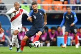 L'attaquant français Olivier Giroud à la lutte avec le défenseur péruvien Alberto Rodriguez lors du Mondial, le 21 juin 2018 à Ekaterinbourg