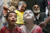 Des enfants syriens pleurent après des bombardements à Alep, le 11 octobre 2016