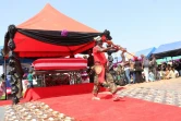 Un homme effectue une cérémonie rituelle lors des funérailles de l'ex-chef de guerre libérien Prince Johnson, à Ganta (Liberia), le 18 janvier 2025