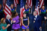 Bianca Andreescu (c) est interviewée après sa victoire à l'US Open aux côtés de Serena Williams (g), le 7 septembre 2019 à New York