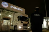 Un douanier français observe un camion arrivant du Royaume-Uni dans le terminal du tunnel sous la manche à Coquelles, le 1er janvier 2021