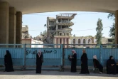 Des Irakiennes devant l'université de Mossoul le 13 juin 2017