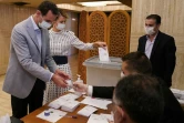 Photo publiée sur la page Facebook de la présidence syrienne le 19 juillet 2020 montrant le président syrien Bachar al-Assad et son épouse Asma votant dans un bureau à  Damas à l'occasion des élections législatives