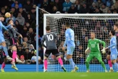 Le défenseur de Manchester City Aymeric Laporte (g) marque de la tête contre Leicester, le 26 décembre 2021 à Manchester 