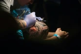 Une personne se fait tatouer le crâne lors du Festival international Polynesia Tatau, à Tahiti, le 3 avril 2016