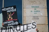 Des victimes de Joël Le Scouarnec manifestent devant le tribunal de Vannes (Morbihan) le 19 mai 2025