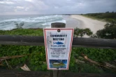 Un écriteau annonçant une réunion de personnes surveillant la présence de squales à Lighthouse Beach à Ballina en Australie le 29 avril 2016 