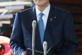 Le Premier ministre japonais Yoshihide Suga s'adresse à des journalistes à Tokyo le 25 mars 2021