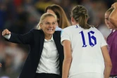 La sélectionneure Sarina Wiegman félicite la milieu de terrain Jill Scott, après la victoire de l'Angleterre, 4-0 face à la Suède, en demi-finale de l'Euro, le 26 juillet 2022 à Sheffield