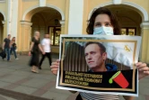 Une jeune femme tient le portrait de l'opposant russe Alexeï Navalny, le 20 août 2020 à Saint-Pétersbourg